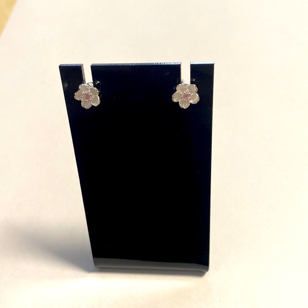 A pair of flower earrings - Picture 1 of 3
